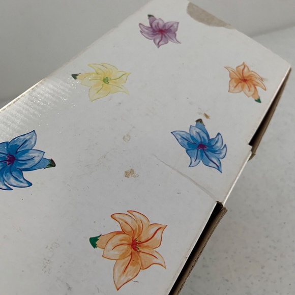 NIB Set of Four Home Essentials Lilies Handpainted Floral Nappies Bowls - Picture 4 of 7